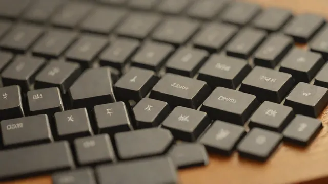 Teclado mecánico con switches visibles en una mesa de madera bajo luz natural