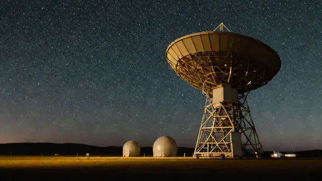 Instalación de radares militares de los años 60 bajo un cielo estrellado durante la noche.
