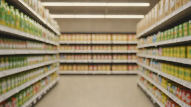Pasillo de un supermercado moderno con estanterías llenas de productos de gran consumo sin marcas visibles.