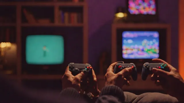 Jugador de espaldas frente a un televisor CRT jugando a un videojuego retro de arte en píxeles.