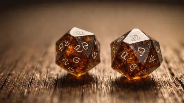 Dado de veinte caras d20 sobre una mesa de madera durante una partida de rol
