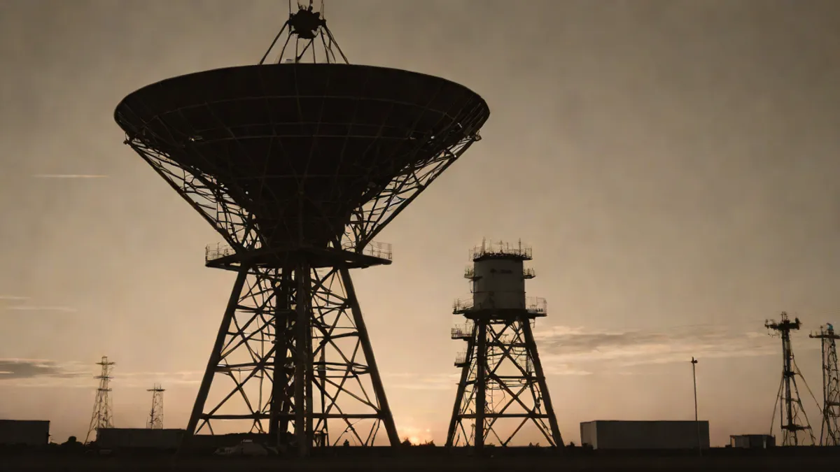 Torre con antena de radar militar de la Fuerza Aérea estadounidense de los años 50 durante el atardecer.