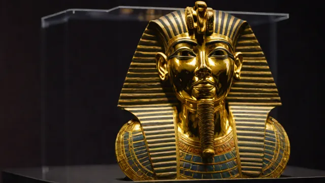 Máscara de oro del faraón Tutankamón expuesta en la vitrina de un museo.
