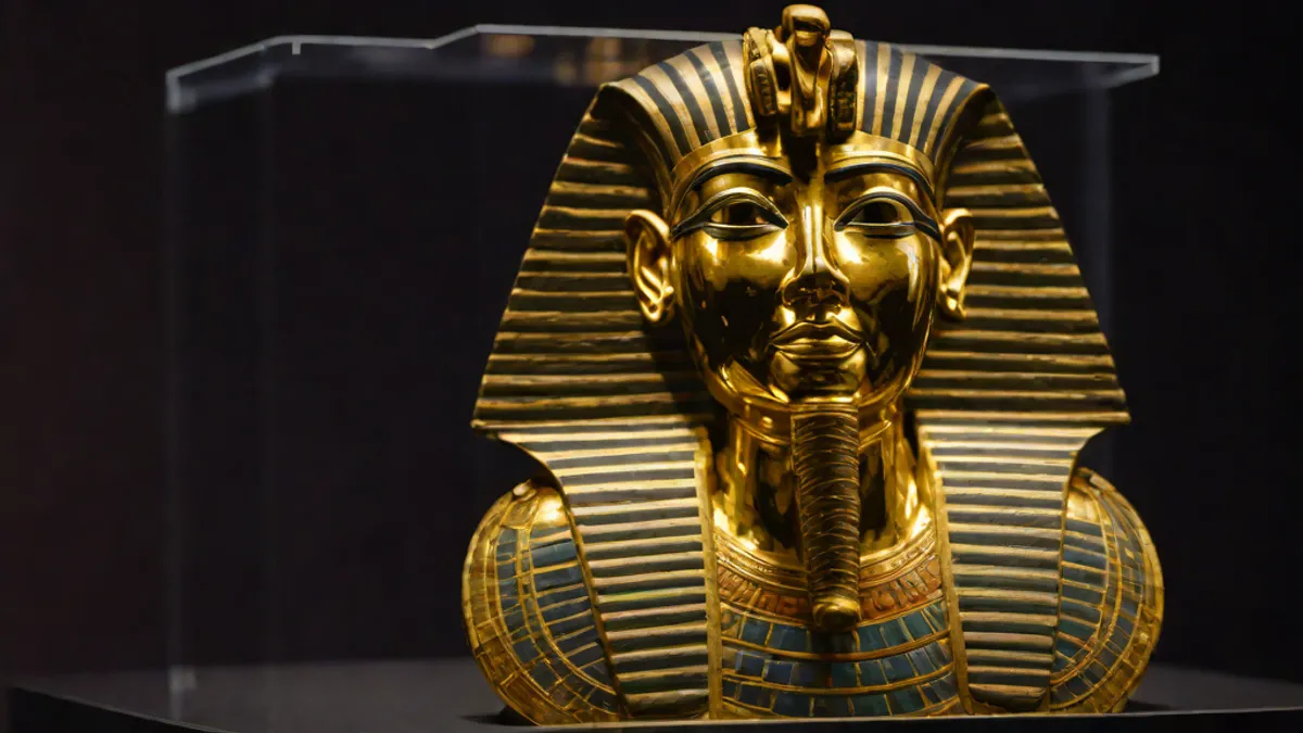 Máscara de oro del faraón Tutankamón expuesta en la vitrina de un museo.
